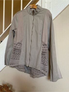 XCVI Taupe Lace-Trim Zip Front   Lace  blouse. Hi - Low